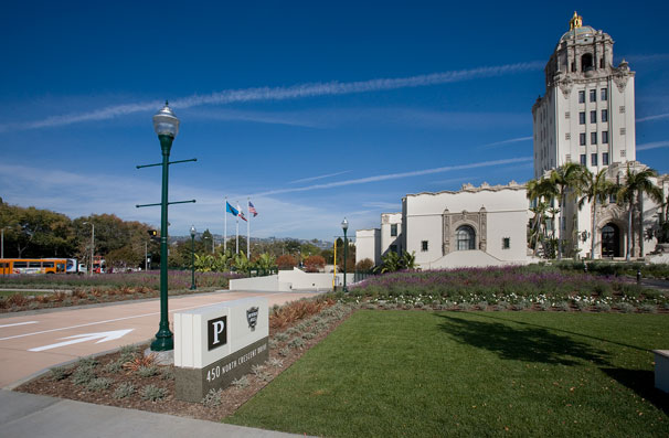 Entry into the Crescent Drive garage near the corner of Big Santa Monica Blvd. and Crescent Drive. The low profile of the ramp helps keep the driveway inconspicuous.