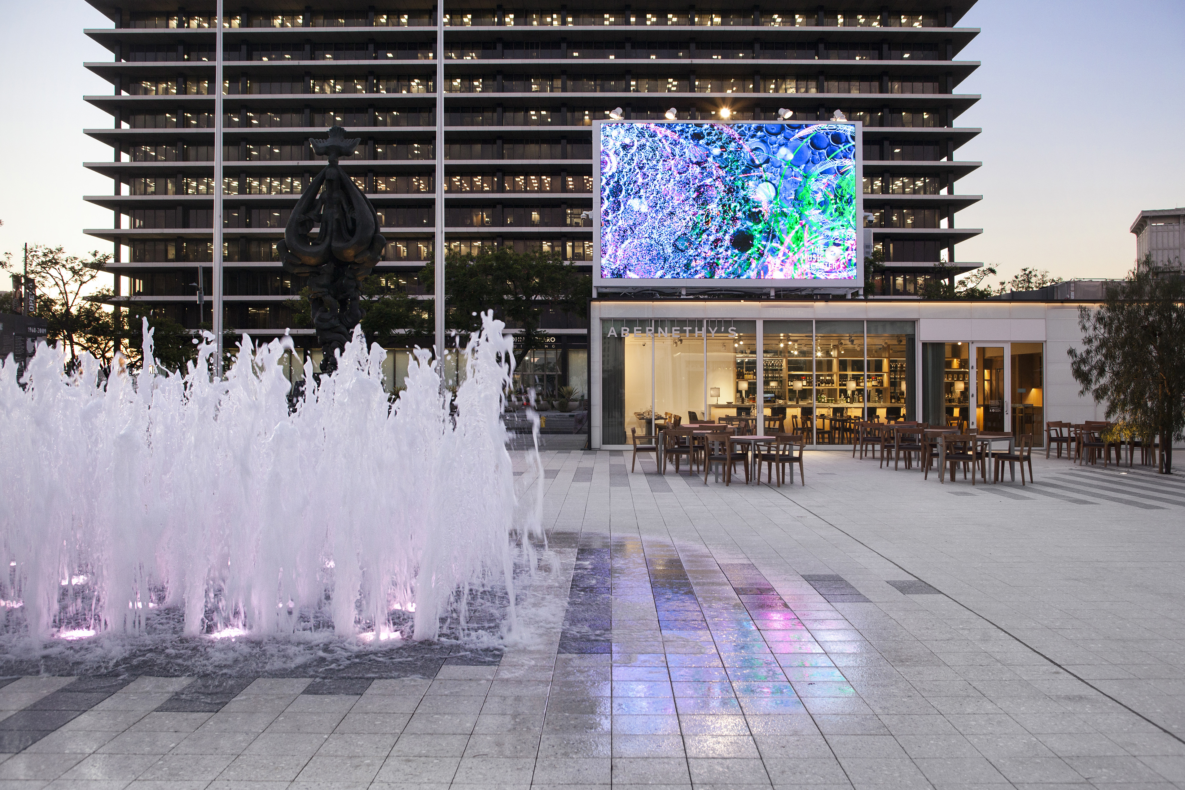 Crown music center. интерьер музыкальной студии. музыкальная аппаратура. здание студии. музыкальный магазин.